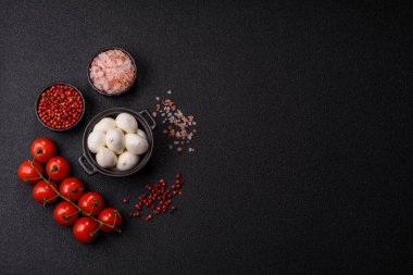 Mozzarella peynirli toplar, Akdeniz yemekleri için taze beyaz dilimler. Tasarımın için arka plan olarak Mozzarella peyniri