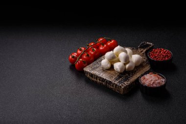 Mozzarella peynirli toplar, Akdeniz yemekleri için taze beyaz dilimler. Tasarımın için arka plan olarak Mozzarella peyniri