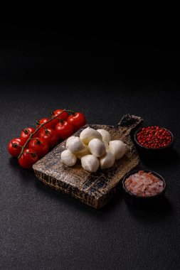 Mozzarella peynirli toplar, Akdeniz yemekleri için taze beyaz dilimler. Tasarımın için arka plan olarak Mozzarella peyniri