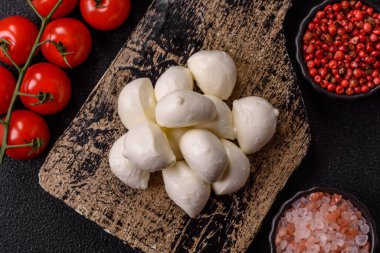 Mozzarella peynirli toplar, Akdeniz yemekleri için taze beyaz dilimler. Tasarımın için arka plan olarak Mozzarella peyniri
