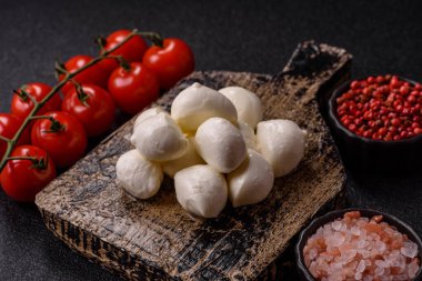 Mozzarella peynirli toplar, Akdeniz yemekleri için taze beyaz dilimler. Tasarımın için arka plan olarak Mozzarella peyniri