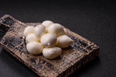 Mozzarella peynirli toplar, Akdeniz yemekleri için taze beyaz dilimler. Tasarımın için arka plan olarak Mozzarella peyniri