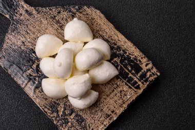 Mozzarella peynirli toplar, Akdeniz yemekleri için taze beyaz dilimler. Tasarımın için arka plan olarak Mozzarella peyniri