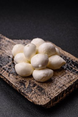 Mozzarella peynirli toplar, Akdeniz yemekleri için taze beyaz dilimler. Tasarımın için arka plan olarak Mozzarella peyniri