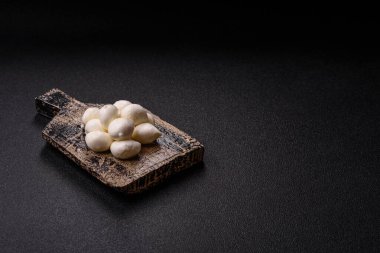 Mozzarella peynirli toplar, Akdeniz yemekleri için taze beyaz dilimler. Tasarımın için arka plan olarak Mozzarella peyniri