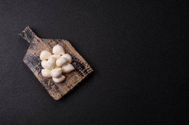 Mozzarella peynirli toplar, Akdeniz yemekleri için taze beyaz dilimler. Tasarımın için arka plan olarak Mozzarella peyniri