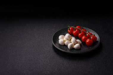 Mozzarella peynirli toplar, Akdeniz yemekleri için taze beyaz dilimler. Tasarımın için arka plan olarak Mozzarella peyniri