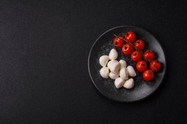 Mozzarella peynirli toplar, Akdeniz yemekleri için taze beyaz dilimler. Tasarımın için arka plan olarak Mozzarella peyniri