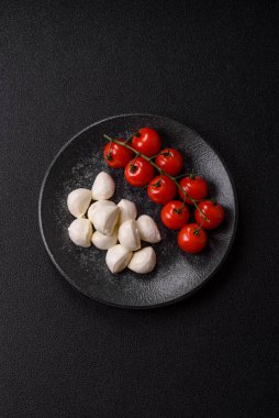 Mozzarella peynirli toplar, Akdeniz yemekleri için taze beyaz dilimler. Tasarımın için arka plan olarak Mozzarella peyniri