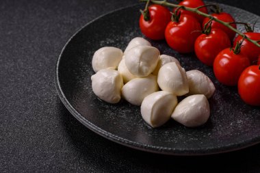 Mozzarella peynirli toplar, Akdeniz yemekleri için taze beyaz dilimler. Tasarımın için arka plan olarak Mozzarella peyniri