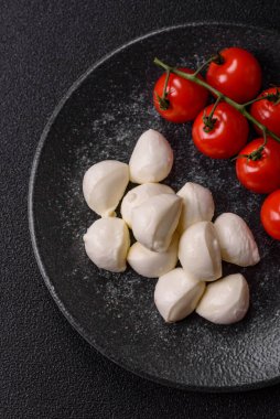 Mozzarella peynirli toplar, Akdeniz yemekleri için taze beyaz dilimler. Tasarımın için arka plan olarak Mozzarella peyniri