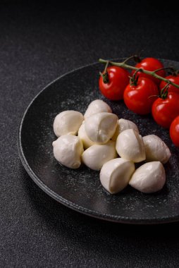 Mozzarella peynirli toplar, Akdeniz yemekleri için taze beyaz dilimler. Tasarımın için arka plan olarak Mozzarella peyniri