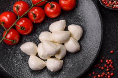 Mozzarella peynirli toplar, Akdeniz yemekleri için taze beyaz dilimler. Tasarımın için arka plan olarak Mozzarella peyniri
