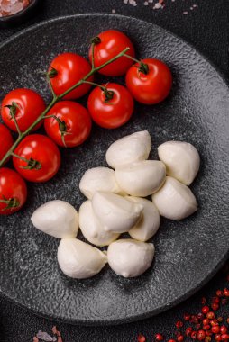 Mozzarella peynirli toplar, Akdeniz yemekleri için taze beyaz dilimler. Tasarımın için arka plan olarak Mozzarella peyniri
