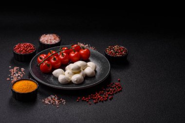 Mozzarella peynirli toplar, Akdeniz yemekleri için taze beyaz dilimler. Tasarımın için arka plan olarak Mozzarella peyniri