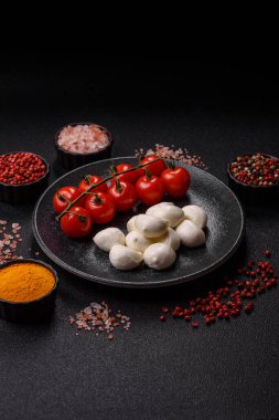 Mozzarella peynirli toplar, Akdeniz yemekleri için taze beyaz dilimler. Tasarımın için arka plan olarak Mozzarella peyniri