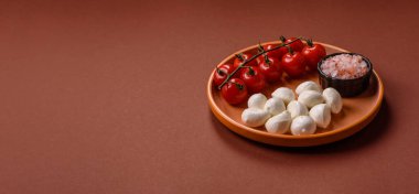 Mozzarella peynirli toplar, Akdeniz yemekleri için taze beyaz dilimler. Tasarımın için arka plan olarak Mozzarella peyniri