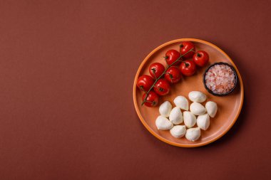 Mozzarella peynirli toplar, Akdeniz yemekleri için taze beyaz dilimler. Tasarımın için arka plan olarak Mozzarella peyniri