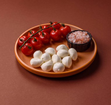 Mozzarella peynirli toplar, Akdeniz yemekleri için taze beyaz dilimler. Tasarımın için arka plan olarak Mozzarella peyniri