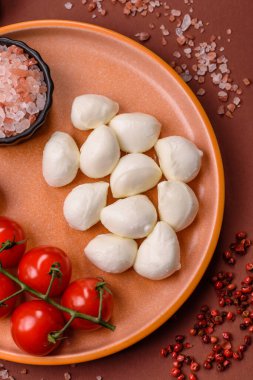 Mozzarella peynirli toplar, Akdeniz yemekleri için taze beyaz dilimler. Tasarımın için arka plan olarak Mozzarella peyniri