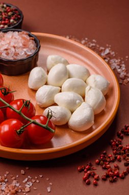 Mozzarella peynirli toplar, Akdeniz yemekleri için taze beyaz dilimler. Tasarımın için arka plan olarak Mozzarella peyniri