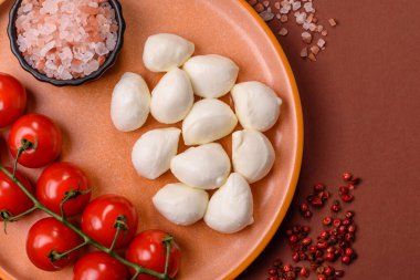 Mozzarella peynirli toplar, Akdeniz yemekleri için taze beyaz dilimler. Tasarımın için arka plan olarak Mozzarella peyniri
