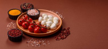 Mozzarella peynirli toplar, Akdeniz yemekleri için taze beyaz dilimler. Tasarımın için arka plan olarak Mozzarella peyniri