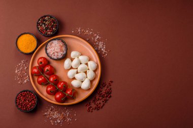 Mozzarella peynirli toplar, Akdeniz yemekleri için taze beyaz dilimler. Tasarımın için arka plan olarak Mozzarella peyniri