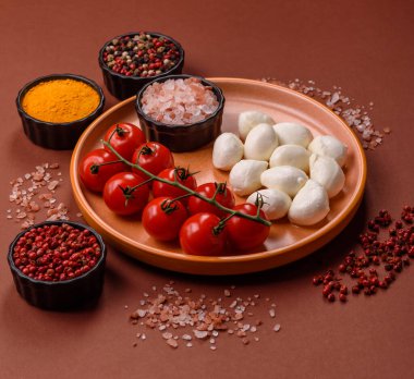 Mozzarella peynirli toplar, Akdeniz yemekleri için taze beyaz dilimler. Tasarımın için arka plan olarak Mozzarella peyniri