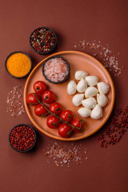 Mozzarella peynirli toplar, Akdeniz yemekleri için taze beyaz dilimler. Tasarımın için arka plan olarak Mozzarella peyniri