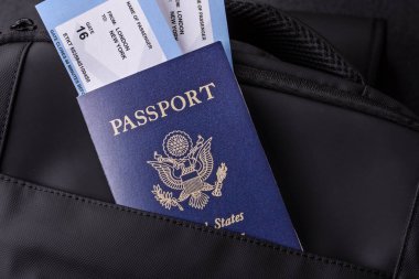 Amerikan pasaportu, seyahat için Amerikan vizesi, seyahat çantasındaki biletlerle dolu belgeler. Tasarımınız için arka plan olarak ABD pasaportu