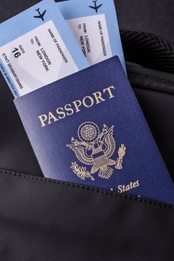 Amerikan pasaportu, seyahat için Amerikan vizesi, seyahat çantasındaki biletlerle dolu belgeler. Tasarımınız için arka plan olarak ABD pasaportu