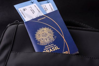 Brezilya pasaportu, seyahat vizesi, seyahat çantasında biletleri olan belgeler. Tasarımınız için Brezilya pasaportu