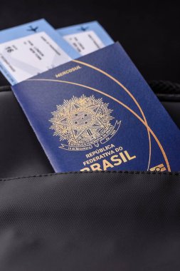 Brezilya pasaportu, seyahat vizesi, seyahat çantasında biletleri olan belgeler. Tasarımınız için Brezilya pasaportu