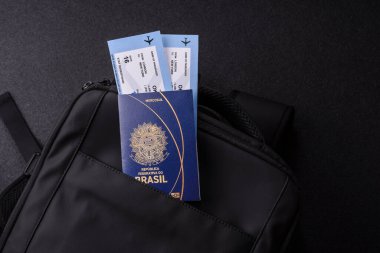 Brezilya pasaportu, seyahat vizesi, seyahat çantasında biletleri olan belgeler. Tasarımınız için Brezilya pasaportu