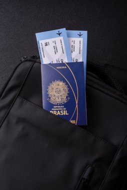 Brezilya pasaportu, seyahat vizesi, seyahat çantasında biletleri olan belgeler. Tasarımınız için Brezilya pasaportu