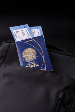 Brezilya pasaportu, seyahat vizesi, seyahat çantasında biletleri olan belgeler. Tasarımınız için Brezilya pasaportu