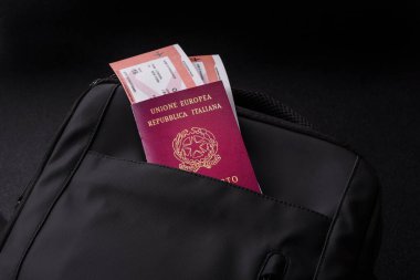 İtalya pasaportu, seyahat vizesi, seyahat çantasında biletleri olan belgeler. Tasarımınız için İtalyan pasaportu