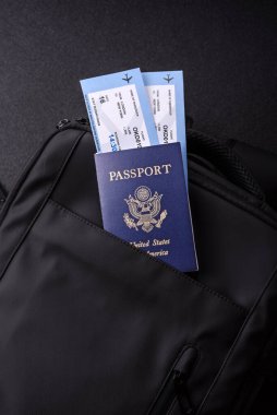 Amerikan pasaportu, seyahat için Amerikan vizesi, seyahat çantasındaki biletlerle dolu belgeler. Tasarımınız için arka plan olarak ABD pasaportu