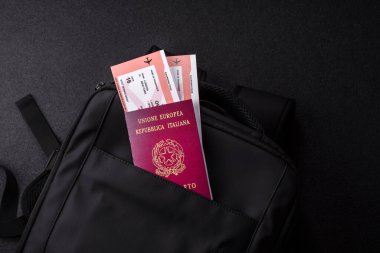 İtalya pasaportu, seyahat vizesi, seyahat çantasında biletleri olan belgeler. Tasarımınız için İtalyan pasaportu
