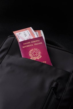 İtalya pasaportu, seyahat vizesi, seyahat çantasında biletleri olan belgeler. Tasarımınız için İtalyan pasaportu