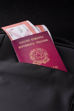 İtalya pasaportu, seyahat vizesi, seyahat çantasında biletleri olan belgeler. Tasarımınız için İtalyan pasaportu