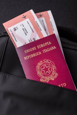 İtalya pasaportu, seyahat vizesi, seyahat çantasında biletleri olan belgeler. Tasarımınız için İtalyan pasaportu