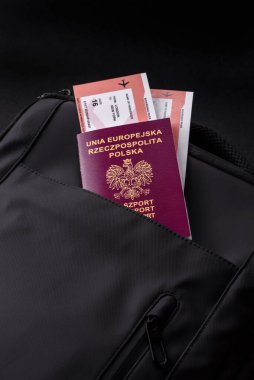 Polonya pasaportu, seyahat vizesi, seyahat çantasında biletleri olan belgeler. Tasarımınız için Polonya pasaportu