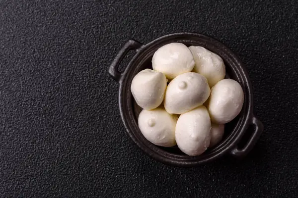 Mozzarella peynirli toplar, Akdeniz yemekleri için taze beyaz dilimler. Tasarımın için arka plan olarak Mozzarella peyniri