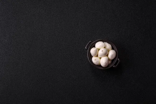 Mozzarella peynirli toplar, Akdeniz yemekleri için taze beyaz dilimler. Tasarımın için arka plan olarak Mozzarella peyniri