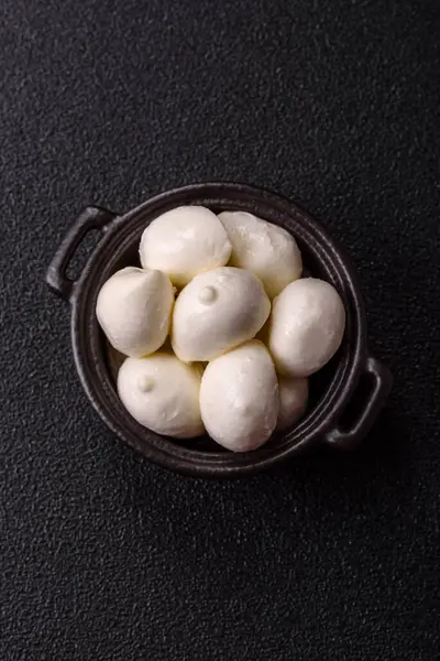 Mozzarella peynirli toplar, Akdeniz yemekleri için taze beyaz dilimler. Tasarımın için arka plan olarak Mozzarella peyniri