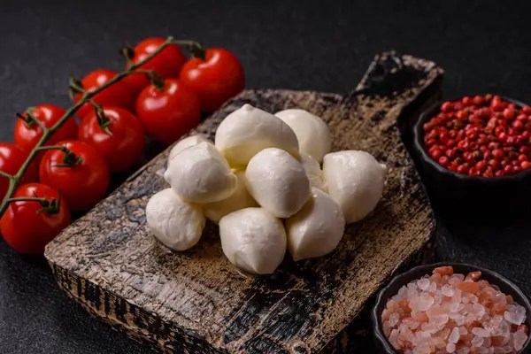 Mozzarella peynirli toplar, Akdeniz yemekleri için taze beyaz dilimler. Tasarımın için arka plan olarak Mozzarella peyniri