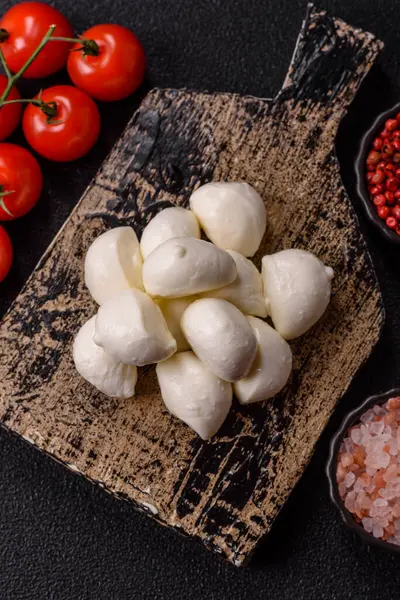 Mozzarella peynirli toplar, Akdeniz yemekleri için taze beyaz dilimler. Tasarımın için arka plan olarak Mozzarella peyniri