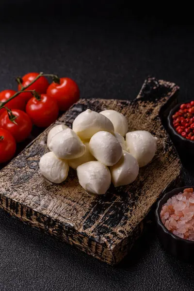 Mozzarella peynirli toplar, Akdeniz yemekleri için taze beyaz dilimler. Tasarımın için arka plan olarak Mozzarella peyniri